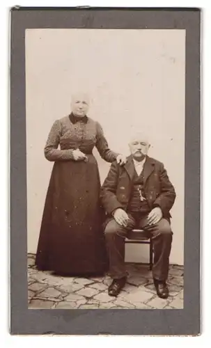 Fotografie unbekannter Fotograf und Ort, Portrait, Weises Ehepaar direkt in die Kamera blickend