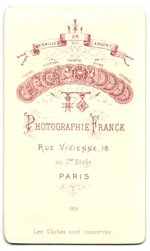 Fotografie Franck, Paris, Rue Vivienne 18, Portrait, Junge Dame mit Schleife am Kragen