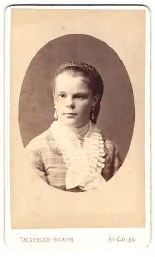 Fotografie Taeschler-Signer, St. Gallen, Theaterplatz, Junges Mädchen mit Haarnetz