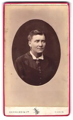 Fotografie Hermann & Cie, Paris, 20. Chaussée d`Antin, Mittelständische Dame mit Kreuzkette