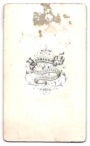 Fotografie Hermann & Cie, Paris, 20. Chaussée d`Antin, Mittelständische Dame mit Kreuzkette