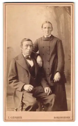Fotografie L. Gerber, Romanshorn, Gestandenes Ehepaar aus dem Bürgertum