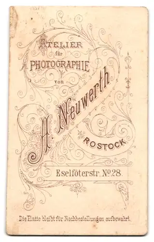 Fotografie A. Neuwerth, Rostock, Eselföterstr. 28, Junges Mädchen mit strengem Mittelscheitel