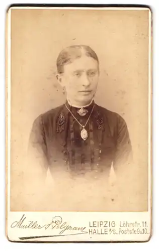 Fotografie Müller & Pilgram, Leipzig, Löhrstrasse 11, Junge Dame mit Medaillonhalskette