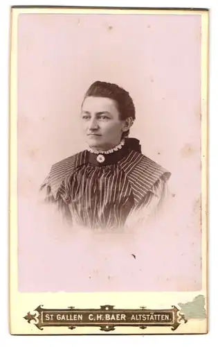 Fotografie C. H. Baer, Altstätten /St. Gallen, Junge Dame im gestreiften Kleid