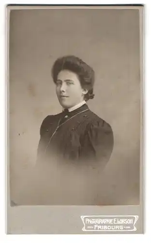 Fotografie E. Lorson, Fribourg, Junge Dame im Kleid
