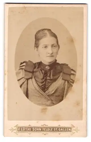 Fotografie F. Lüthi Sohn, Feldle-St. Gallen, Junge Dame im Kleid mit Kragenbrosche