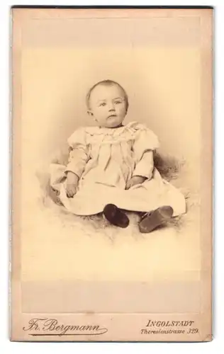 Fotografie Fr. Bergmann, Ingolstadt, Theresienstrasse 329, Süsses Kleinkind im hübschen Kleid