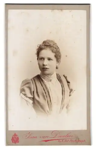 Fotografie Jean van Daalen, Gmünd, Marktplatz, Portrait Junge Dame mit zurückgebundenem Haar