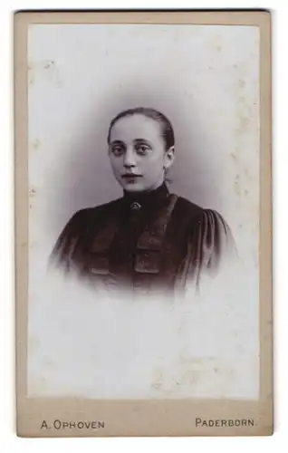 Fotografie A. Ophoven, Paderborn, Portrait junge Dame mit zurückgebundenem Haar