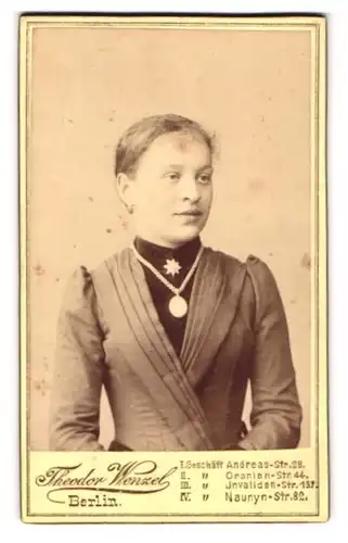 Fotografie Theordor Wenzel, Berlin-O., Andreas-Str. 28, Junge Dame im Kleid mit Amulett