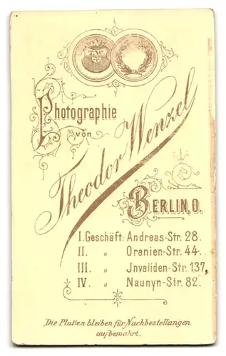 Fotografie Theordor Wenzel, Berlin-O., Andreas-Str. 28, Junge Dame im Kleid mit Amulett