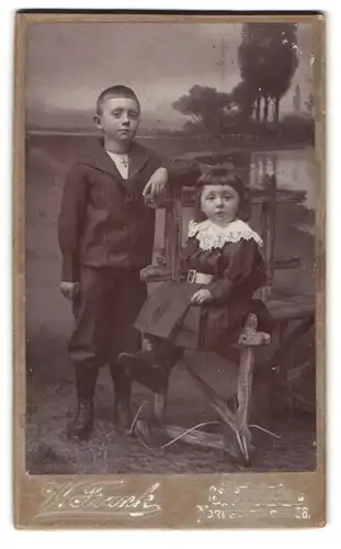 Fotografie W. Franck, Aurich, Norderstr. 56, Kleines Mädchen im Kleid mit einem Jungen