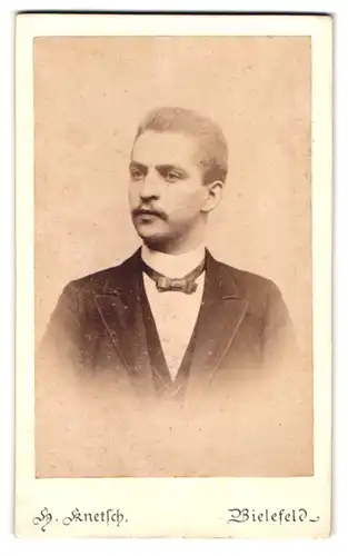 Fotografie Hermann Knetsch, Bielefeld, Obernstr. 19, Modisch gekleideter Herr mit Zwirbelbart