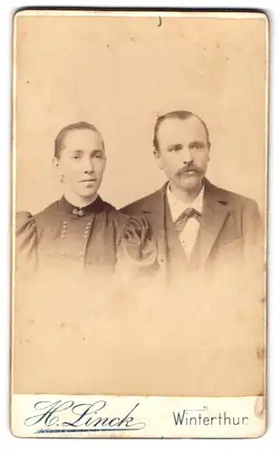 Fotografie H. Linck, Winterthur, St. Georgenstrasse, Junges Paar in modischer Kleidung