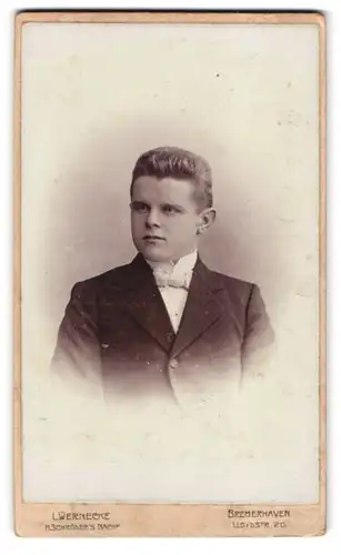 Fotografie L. Wernecke, Bremerhaven, Lloydstrasse 20, junger Mann mit Fliege und Anzug