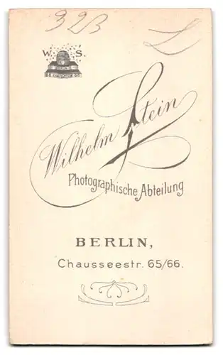 Fotografie Wilhelm Stein, Berlin, Chausseestrasse 65 /66, Mann mit markantem Oberlippenbart und Fliege