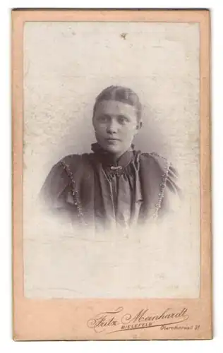 Fotografie Fritz Meinhardt, Bielefeld, Oberthorwall 31, Junge Frau mit strenger Frisur und feinem Kleid