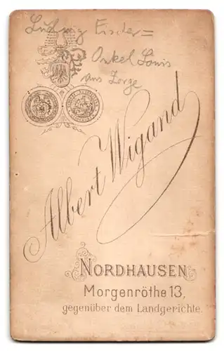 Fotografie Allbert Wigand, Nordhausen, Morgenröthe 13, Mann im Mantel auf Stuhl