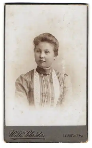 Fotografie Wilh. Schröder, Lübecke, Frau mit hochgesteckter Frisur