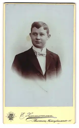 Fotografie E. Zimmermann, Barmen, Heckinghauserstrasse 11, junger Mann mit gekämmter Frisur und Fliege