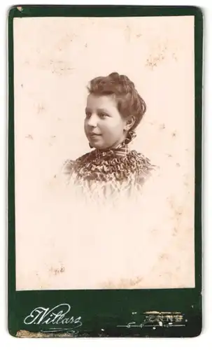 Fotografie J. Villars, Ort unbekannt, junge Frau mit hochgesteckter Frisur