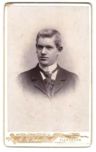 Fotografie M.B.Schultz, Flensburg, Norder Hofenden 13, Junger Mann mit Krawatte