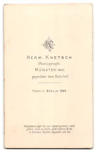 Fotografie Herm. Knetsch, Münster, Mann mit Vollbart und Brille