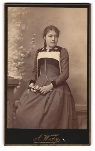 Fotografie A. Wicky, Bern, junge Frau in zeitgenössischer Tracht