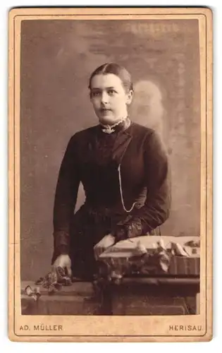 Fotografie Ad. Müller, Herisau & Basel, 5. St. Clarastrasse 5, junge Frau mit strenger Frisur