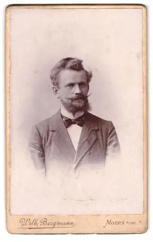 Fotografie Wilh. Bergmann, Moers, Klosterstrasse 10, Mann mit Fliege und Vollbart