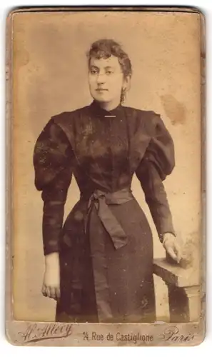 Fotografie Alcide Allevy, Paris, 14. Rue de Castiglione, Frau in feiner Tracht