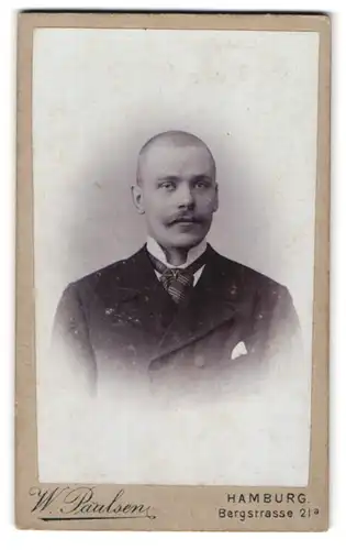 Fotografie W. Paulsen, Hamburg, Bergstrasse 21a, Junger Mann mit Kurzhaarschnitt und Krawatte