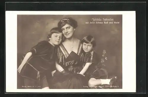 AK Opernsängerin Mafalda Salvatini mit ihren Söhnen Rolf und Horst