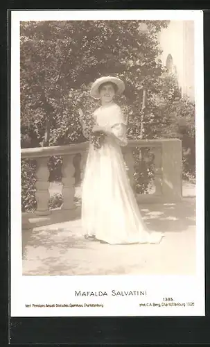 AK Opernsängerin Mafalda Salvatini im weissen Kleid