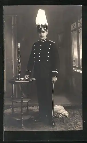AK Uniformfoto, Niederländischer Musikkorpssoldat mit Klarinette und Paradebusch