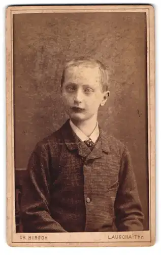 Fotografie Ch. Hirsch, Lauscha i. Thür., Junger Mann im karierten Anzug