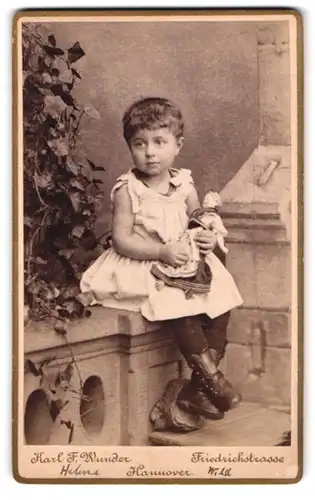 Fotografie Karl F. Wunder, Hannover, Friedrichstrasse, Kleines Mädchen im Kleid mit Puppe