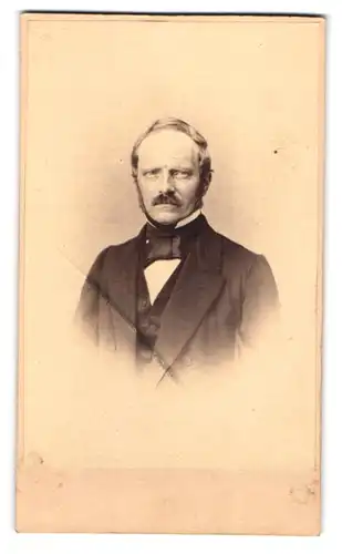Fotografie W. Naumann, Merseburg, Charmanter Herr im Anzug mit Backenbart