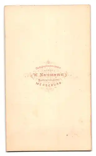 Fotografie W. Naumann, Merseburg, Charmanter Herr im Anzug mit Backenbart