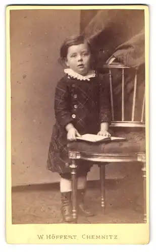 Fotografie W. Höffert, Chemnitz, Langestrasse 18, Kind im karierten Kleid mit einem Buch