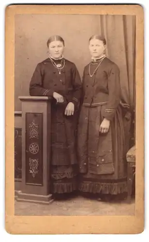 Fotografie unbekannter Fotograf und Ort, Zwei junge Damen in modischer Kleidung