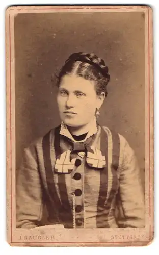 Fotografie J. Gaugler, Stuttgart, Calwerstr. 58, Junge Dame im modischen Kleid