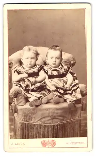 Fotografie J. Linck, Winterthur, Zwei kleine Mädchen in karierten Kleidern