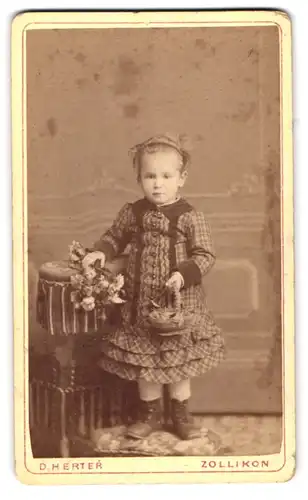 Fotografie D. Herter, Zollikon bei Zürich, Kleines Mädchen im karierten Kleid mit Körbchen