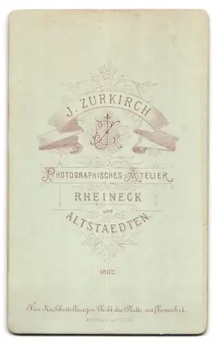 Fotografie J. Zurkirch, Rheineck, Modisch gekleidete Dame mit Buch