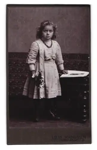 Fotografie Louis Schindhelm, Ebersbach i. S., Kleines Mädchen im modischen Kleid
