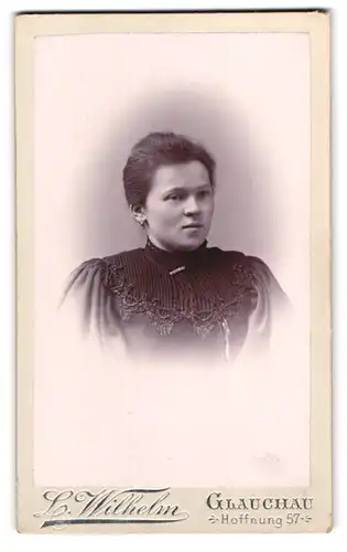 Fotografie L. Wilhelm, Glauchau, Hoffnung 57, Junge Dame im bestickten Kleid