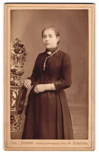 Fotografie Carl L. Stephan, Glauchau, Hoffnung 47, Junge Dame im Kleid mit Kreuzkette