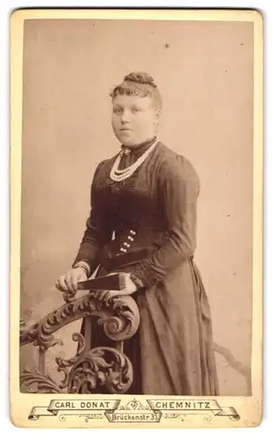 Fotografie Carl Donat, Chemnitz, Brückenst. 31, Junge Dame im Kleid mit Fächer